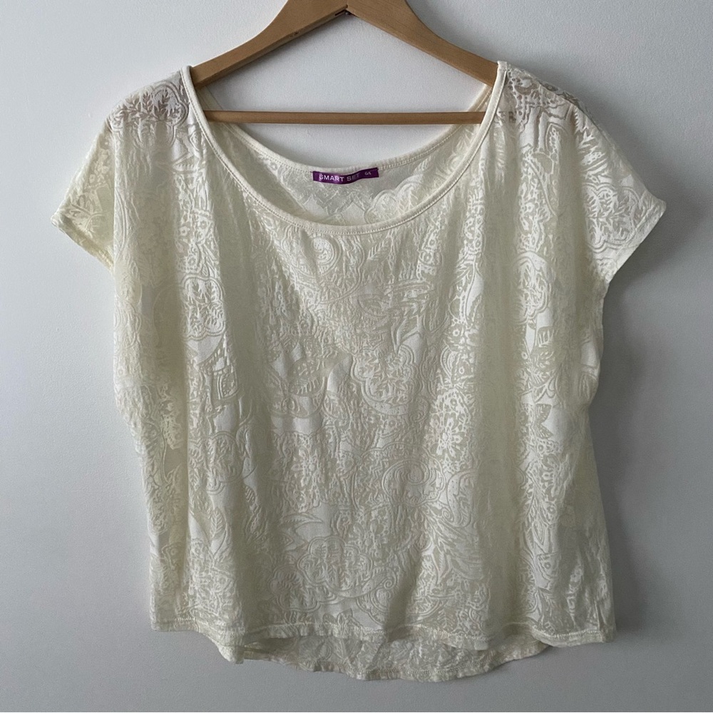 3/$30💚Smart Set white crop lace pattern blouse with cap sleeves size large